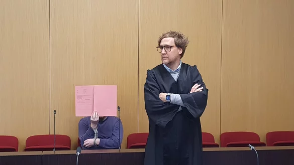 Der Angeklagte (links) hat ein M&auml;dchen in einem D&uuml;sseldorfer Hotel missbraucht - und muss f&uuml;nf Jahre in Haft. - &copy; Martin H&ouml;ke/dpa