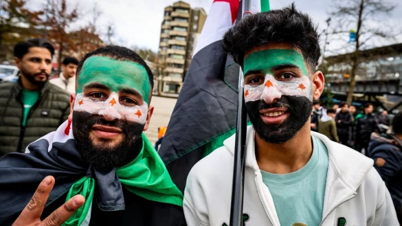 Tausende Syrer haben in den Sturz des Machthabers Assad bejubelt, für Dienstag ist in Duisburg eine weitere Kundgebung angekündigt. - © Christoph Reichwein/dpa