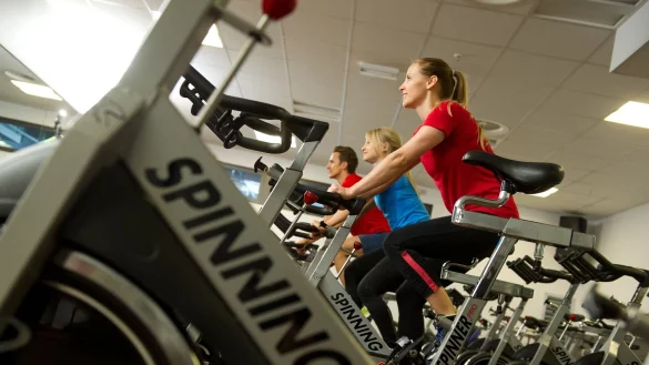 Indoorcycling bringt das Herz-Kreislauf-System ordentlich in Schwung. - © Tobias Hase/dpa-tmn