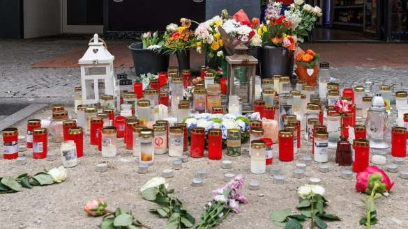 Trauerkerzen stehen an einem Tatort in der Paderborner Innenstadt neben Blumen. Vor dem Kiosk ist in der Nacht auf den 1. Mai ein 30-Jähriger ums Leben gekommen. - © Friso Gentsch/dpa