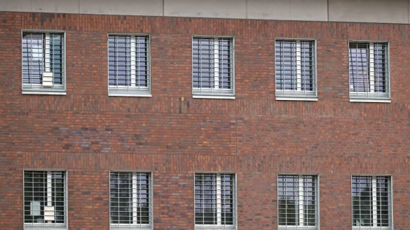 Hinter Gittern findet man jedes Jahr zahlreiche verbotene Handys bei Kontrollen. (Archivfoto) - &copy; Federico Gambarini/dpa