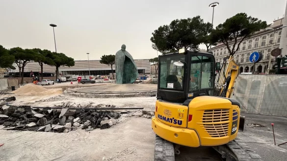 Der bronzene Papst Johannes Paul II. vor dem Hauptbahnhof blickt auf einen aufgerissenen Boden. - &copy; Christoph Sator/dpa