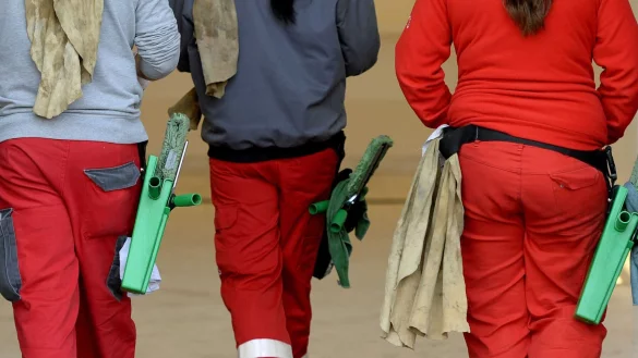 Besch&auml;ftigte in der Geb&auml;udereinigung bekommen mehr Geld. (Archivbild) - &copy; Ralf Hirschberger/dpa-Zentralbild/dpa