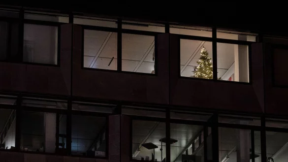 Entspannter(er) Abschluss statt &Uuml;berstunden: Wer jetzt die richtigen Priorit&auml;ten setzt, kann die Zeit bis zum Weihnachtsurlaub weniger gestresst &uuml;berstehen. - &copy; Marijan Murat/dpa/dpa-tmn