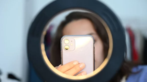 Besonders f&uuml;r soziale Medien werden Fotos h&auml;ufig mit Sch&ouml;nheitsfiltern aufgeh&uuml;bscht. (Symbolbild) - &copy; Niklas Graeber/dpa