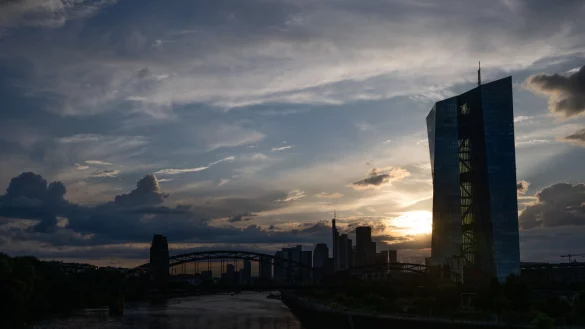 Düstere Aussichten für die Wirtschaft im Euroraum (Archivbild) - © Boris Roessler/dpa