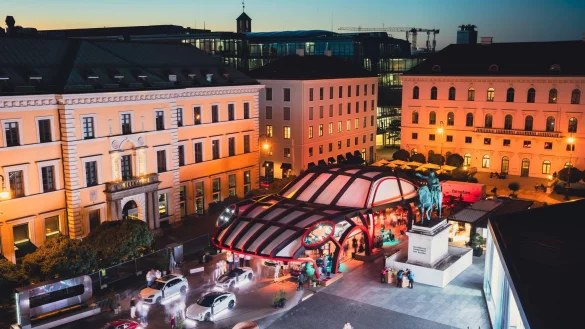 Die große Bühne für die Autoindustrie in der Münchner Innenstadt bei der Messe IAA Mobility gefällt nicht allen. (Archivbild) - © Martin Schulz/dpa