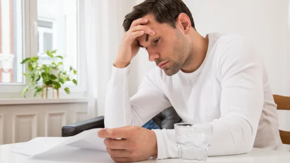 Eine Abmahnung ist im ersten Moment oft ein Schock - muss aber nicht zwingend Bestand haben. - © Christin Klose/dpa-tmn