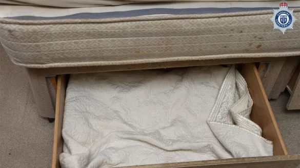 Die undatiere Aufnahme, von der Polizei von Cheshire ver&ouml;ffentlicht, zeigt die Schublade, in der das Kleinkind unter dem Bett seiner Mutter leben musste. - &copy; Cheshire Constabulary/PA Media/dpa