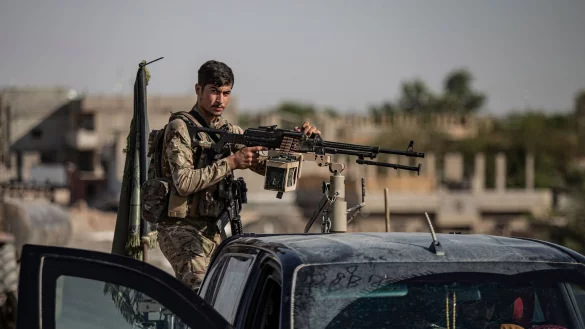 Besonders um die Stadt Kobane unweit der Grenze zur Türkei soll es weiterhin heftige Zusammenstöße geben. - © Baderkhan Ahmad/AP/dpa