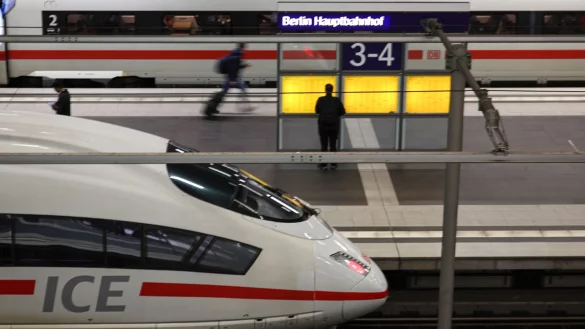 Ein neues Mobilitätsdatengesetz soll die Bereitstellung von Verkehrsdaten wie Zugverspätungen in Echtzeit erleichtern. (Symbolbild) - © Hannes P. Albert/dpa