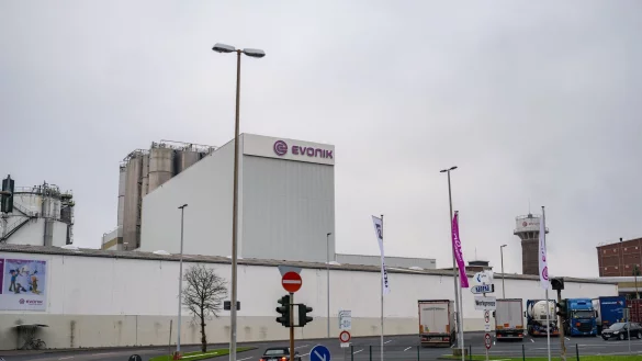 Das Evonik-Servicegeschäft in den Chemieparks Marl und Wesseling mit insgesamt 3.600 Beschäftigten wird gerade eigenständig aufgestellt. (Archivbild) - © Benjamin Westhoff/dpa