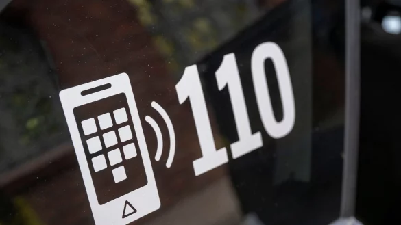 Weil ein Junge Hilfe bei einem Videospiel braucht, ruft er heimlich die Polizei. (Symbolbild) - &copy; Peter Kneffel/dpa