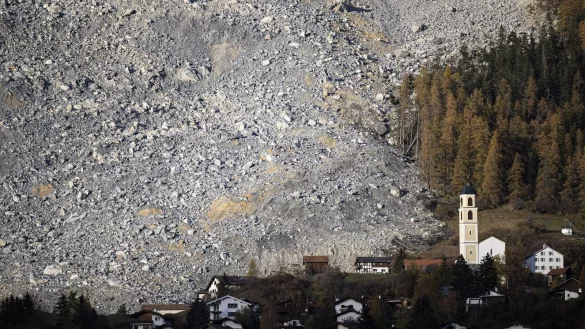 Im schlimmsten Fall müssen die rund 90 Dorfbewohner den Ort für Monate verlassen. - © Gian Ehrenzeller/KEYSTONE/dpa