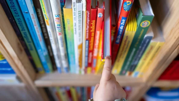 Bundesweit knapp ein F&uuml;nftel der ein- bis achtj&auml;hrigen Kinder kennen das gemeinsame Schm&ouml;kern mit den Eltern nicht. (Archivbild) - &copy; Hendrik Schmidt/dpa