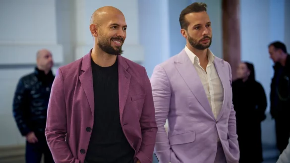 Gegen die Tate-Brüder Andrew (l.) und Tristan ist in Rumänien eine Ausreisesperre verhängt, solange dort Verfahren gegen sie laufen. (Archivbild) - © Vadim Ghirda/AP