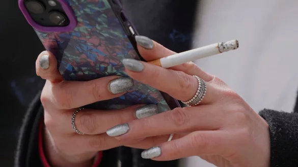 Nach den Pl&auml;nen der britischen Regierung sollen junge Leute nie legal Zigaretten kaufen d&uuml;rfen. (Archivbild) - &copy; Kin Cheung/AP/dpa