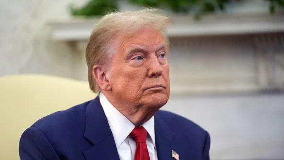 Trump reagiert ausweichend auf Nachfragen dazu, ob er Drohungen gegen politische Gegner nach seiner Amtseinführung wahr machen wird. (Archivbild) - © Evan Vucci/AP/dpa