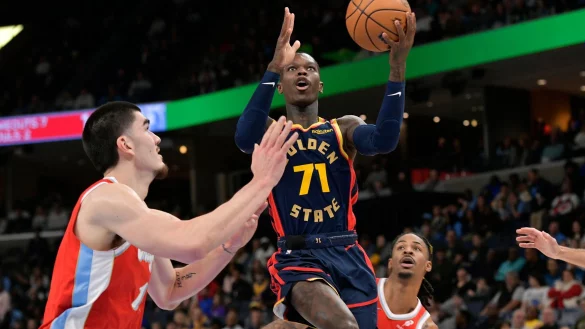 Dennis Schröder musste in seinem ersten Spiel für die Warriors eine deftige Pleite hinnehmen. - © Brandon Dill/AP/dpa