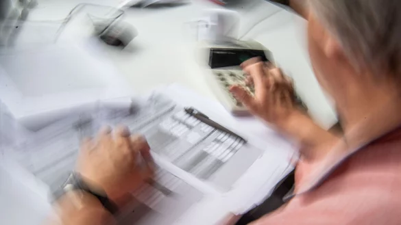 Mit gef&auml;lschten Steuerbescheiden wollen die Betr&uuml;ger in verschiedenen Bundesl&auml;ndern an Geld kommen. (Symbolbild) - &copy; Lino Mirgeler/dpa