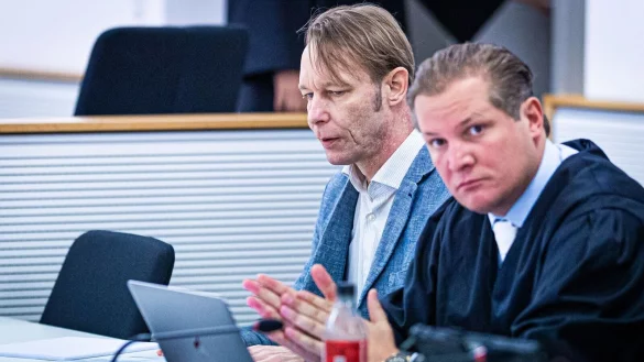 Im Prozess gegen Christian B. (links) haben die Schlussvorträge begonnen. - © Moritz Frankenberg/dpa-Pool/dpa