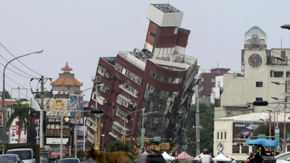 Bei Einhaltung strenger Bauvorschriften können Gebäude selbst schweren Erdbeben standhalten (Archivbild). - © Uncredited/kyodo/dpa