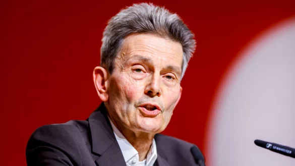 Rund zwei Monate vor der Bundestagswahl hat SPD-Bundestagsfraktionschef Rolf Mützenich die Sozialdemokraten zur Aufholjagd aufgerufen. - © Thomas Banneyer/dpa