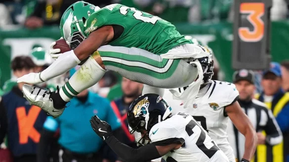 R&uuml;ckw&auml;rts wie &uuml;ber eine H&uuml;rde? Saquon Barkley sorgte mit diesem Satz f&uuml;r die Szene des Tages in der NFL. - &copy; Chris Szagola/AP/dpa