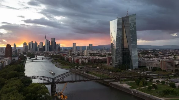 Die Europäische Zentralbank (EZB) kommt bei der Bekämpfung der Inflation voran (Archivbild) - © Boris Roessler/dpa