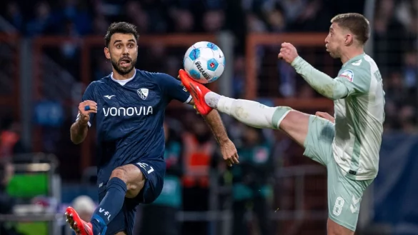 Bochums Gerrit Holtmann (l) und Mitchell Weiser im Zweikampf. - © David Inderlied/dpa