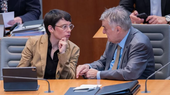Auf NRW-Innenminister Herbert Reul (CDU) und Fluchtministerin Josefine Paul (Gr&uuml;ne) kommen im Untersuchungsausschuss des Landtags zur Aufarbeitung des Terroranschlags von Solingen Fragen zu. - &copy; Rolf Vennenbernd/dpa