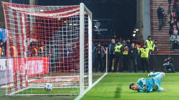 Drewes musste vom Feld. - &copy; Andreas Gora/dpa