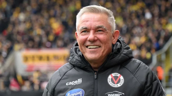 L&auml;sst sich verkabeln: Viktoria K&ouml;lns Trainer Olaf Jan&szlig;en. - &copy; Robert Michael/dpa