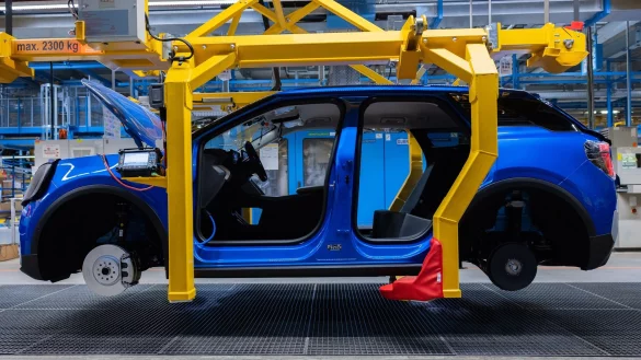 Ford Elektroautos vom Typ Explorer stehen beim Produktionsstart in der Halle. (Archivbild) - &copy; Rolf Vennenbernd/dpa