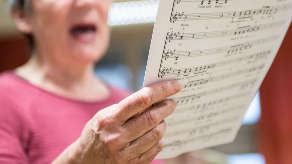 Ganz im Moment, verschmolzen mit der Musik: Singen hat nicht nur positive Auswirkungen auf den K&ouml;rper, sondern auch auf die Psyche. - &copy; Robert G&uuml;nther/dpa-tmn