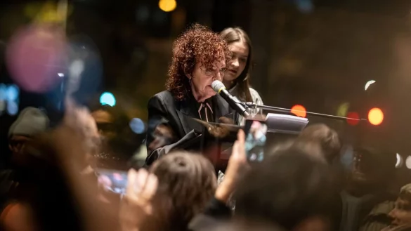 Nan Goldin beginnt ihre Rede mit einer mehrmin&uuml;tigen Schweigepause. - &copy; Fabian Sommer/dpa