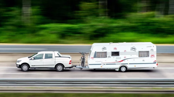 Fahren ja, Parken eher schlecht: Viele Rastst&auml;tten bieten keine speziellen Parkpl&auml;tze f&uuml;r Wohnwagen-Gespanne und Wohnmobile, zeigt ein ADAC-Test. - &copy; Hauke-Christian Dittrich/dpa/dpa-tmn