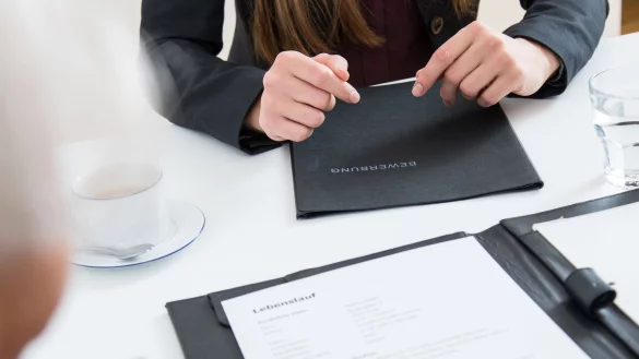 Bei unerlaubten Fragen sind L&uuml;gen im Vorstellungsgespr&auml;ch ausdr&uuml;cklich erlaubt - wer aber einfach so zu dick auftr&auml;gt, muss im schlimmsten Fall mit Konsequenzen rechnen. - &copy; Christin Klose/dpa-tmn