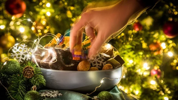 Stehen die weihnachtlichen Leckereien nicht dauerhaft auf dem Tisch, isst man automatisch weniger davon. - © Christin Klose/dpa-tmn