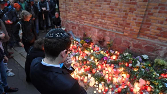 Antisemitismus von Rechts ist nach Einschätzung des Bundesverbands Rias besonders gewalttätig - wie der Anschlag auf die Synagoge in Halle 2019. (Archivbild) - © Hendrik Schmidt/dpa-Zentralbild/ZB