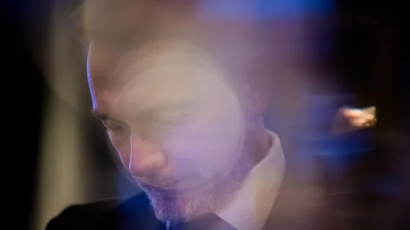 Hält nichts von Merz\\\' Aussagen zur Zukunft des Wirtschaftsministers Habeck: Christian Lindner. - © Christoph Soeder/dpa