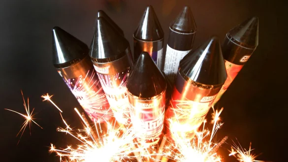 Für ein sicheres Silvester sollten nur geprüfte Feuerwerkskörper verwendet werden. - © Roland Weihrauch/dpa/dpa-tmn
