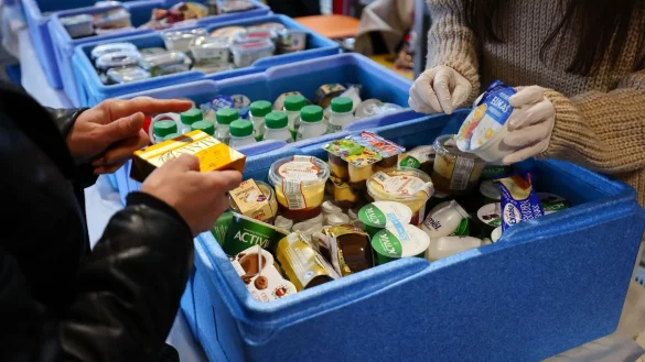 Die Tafeln in Deutschland sind in der Dauerkrise (Archivbild). - © Christian Charisius/dpa