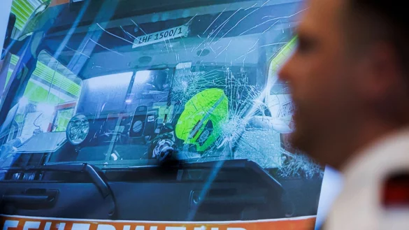 Feuerwehren wollen Gewalt gegen Einsatzkräfte nicht hinnehmen und fordern weitere Konsequenzen. (Archivbild) - © Carsten Koall/dpa