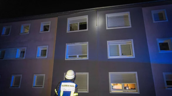 Durch die Explosion wurde ein Teil der Hausfassade nach au&szlig;en gedr&uuml;ckt. - &copy; Justin Brosch/dpa