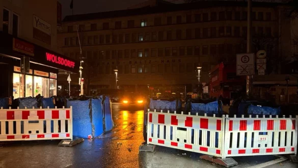 Als Fahrzeugsperren vorerst nicht mehr zu gebrauchen: Rund um den Bochumer Weihnachtsmarkt sind reihenweise Wassercontainer besch&auml;digt worden. - &copy; Polizei Bochum/dpa
