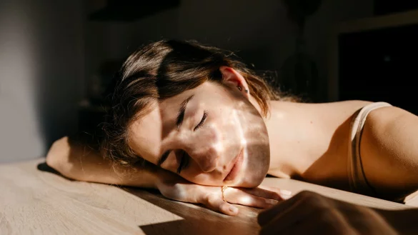 St&auml;ndig &uuml;berlastet, schlechte Stimmung im Team: In einem toxischen Arbeitsumfeld t&auml;tig zu sein, kann Folgen f&uuml;r K&ouml;rper und Psyche haben. - &copy; Tania Cervi&aacute;n/Westend61/dpa-tmn