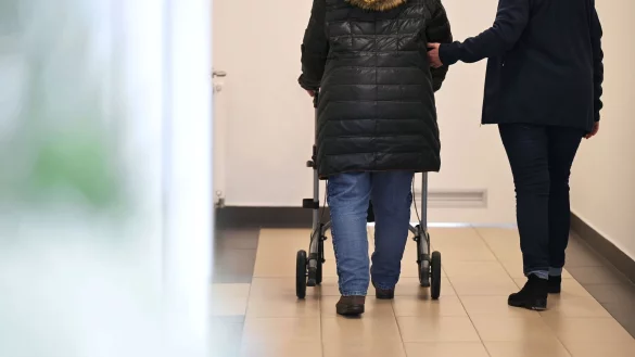 Die Pflegeversicherung wird 2025 wieder teurer. (Archivbild) - © Michael Bahlo/dpa