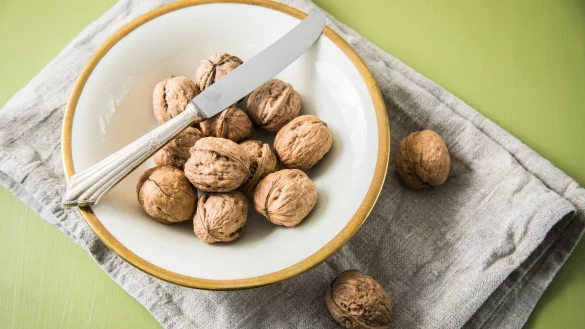Um Waln&uuml;sse zu &ouml;ffnen, braucht man lediglich ein Messer - das verspricht zumindest ein Lifehack. - &copy; Christin Klose/dpa-tmn
