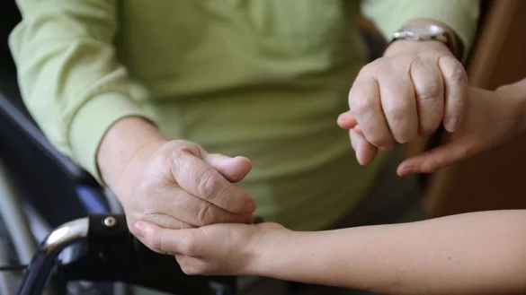 Immer mehr Menschen in NRW brauchen Pflege - häufig wird sie von Angehörigen geleistet. (Symbolbild) - © Jens Kalaene/dpa-Zentralbild/dpa